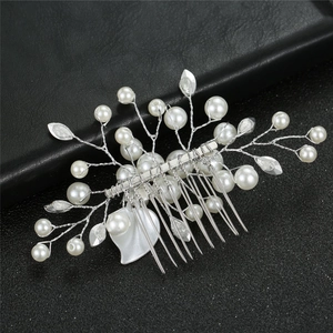 Détail du peigne de mariée fait main avec perles blanches et feuilles de strass