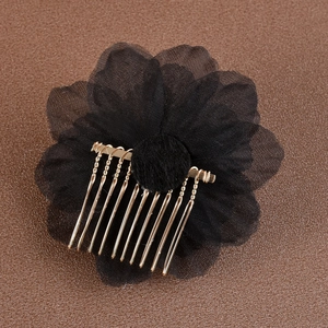 Vue détaillée du peigne à cheveux en fleur de tissu noir avec dents dorées