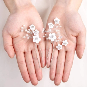 Lot de deux épingles à cheveux de mariée avec fleurs blanches, perles et cristaux sur pinces en U
