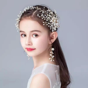 Vue détaillée d'un serre-tête doré et boucles d'oreilles en perles pour filles