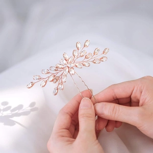 Détail d'épingle à cheveux mariée en or rose avec cristaux marquise scintillants