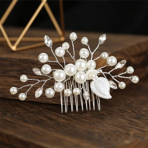 Détail d'un peigne de mariée avec perles faites main et feuilles en strass argent