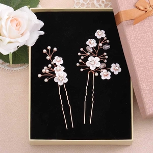 Lot de deux épingles à cheveux de mariée avec fleurs blanches et perles en boîte