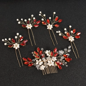 Détail d'un ensemble de 5 bijoux de cheveux de mariée avec cristaux rouges et perles