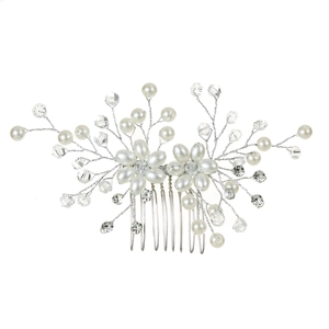 Détail du peigne de mariage argenté orné de perles blanches et de cristaux étincelants