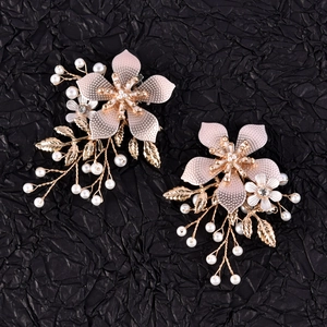 Clips de chaussures à fleurs dorées avec pétales roses et glands de perles pour talons hauts