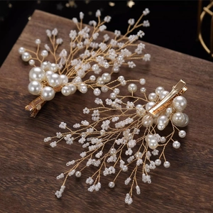 Élégante paire de barrettes à cheveux en perles blanches et fil doré pour filles