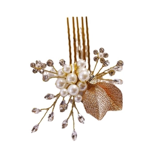 Peigne à cheveux de mariée doré avec perles, strass brillants et détails de feuilles en métal