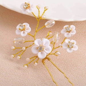 Détails de l'épingle à cheveux mariée avec fleurs blanches, perles et cristaux