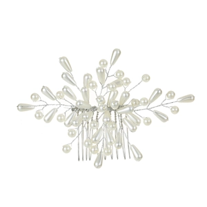 Détail d'un peigne à cheveux pour mariée avec perles faites main et branches en fil d'argent