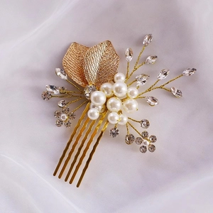 Peigne à cheveux de mariée doré élégant avec feuilles en métal, perles blanches et strass
