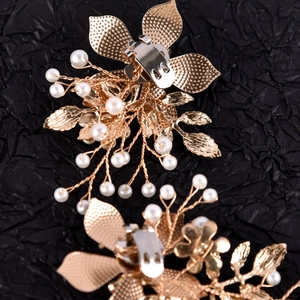 Vue détaillée du clip de chaussure fleur dorée avec perles et attache en métal poli
