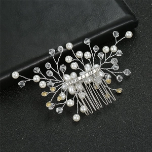 Détail d'un peigne à cheveux de mariée avec perles et cristaux sur fil d'argent artisanal