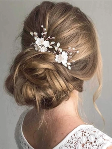 Détails de fleurs en céramique blanche et perles sur épingles à cheveux or rose mariée