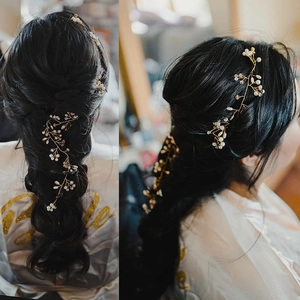 Détail de la vigne à cheveux de mariée avec perles blanches et cristaux en coiffure chic
