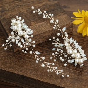 Dettaglio dei fermagli per capelli da sposa con perle e cristalli di vetro azzurri