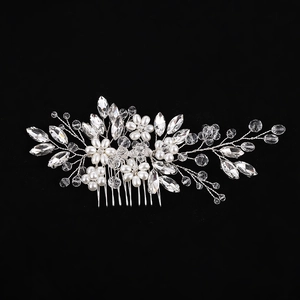 Détail macro du peigne de mariée fait main avec perles et cristaux sur fond noir profond