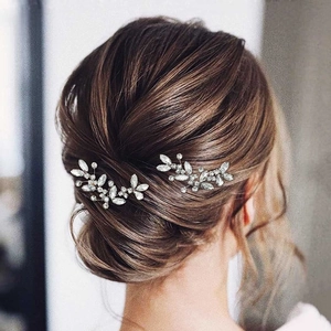 Détail d'épingles à cheveux de mariée argentées avec strass brillants et zircons marquise