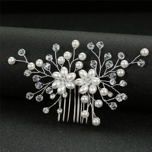 Détail macro du peigne à cheveux de mariée argenté avec perles blanches et cristaux