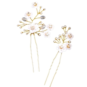 Détail de l'ensemble d'épingles à cheveux de mariée avec fleurs blanches et perles