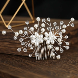 Détail du peigne à cheveux de mariée fait main avec perles blanches et cristaux