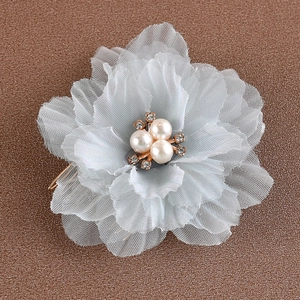 Peigne à cheveux floral pour mariée avec pétales en tissu bleu, perles et métal doré
