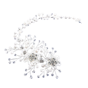 Vigne de cheveux de mariée argentée avec fleurs blanches, perles et strass faits main