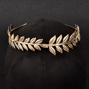 Detaillierte Nahaufnahme des goldenen Blätter-Haarreifs mit klassischer Lorbeerblatt-Optik