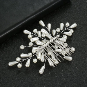 Vue détaillée du peigne à cheveux de mariée fait main avec perles et fil d'argent poli