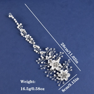 Détail d'un bandeau de mariée avec perles et fleurs fait main en fil d'argent souple