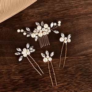 Détail d'un ensemble de 4 bijoux de cheveux de mariée en fil d'or, perles et cristaux