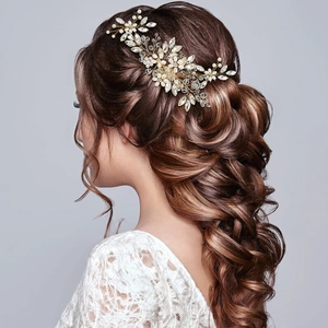 Peigne à cheveux de mariée avec perles blanches et cristaux sur fils d'or faits à la main