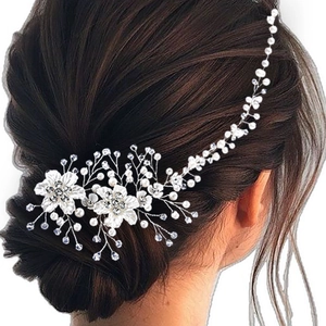 Vigne de cheveux de mariée avec perles blanches et cristaux sur un chignon élégant
