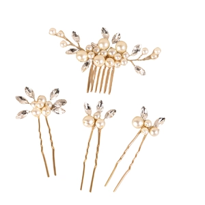 Détail d'un ensemble de 4 accessoires de mariée avec peigne doré et épingles à perles