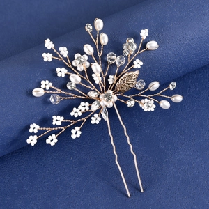 Dettaglio forcina per capelli da sposa con perle, cristalli, fiori e foglia dorata