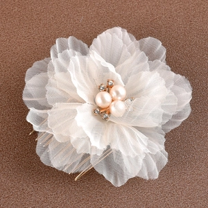Détail du peigne à cheveux avec fleurs en tulle blanc, perles et strass