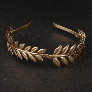 Detaillierte Nahaufnahme der goldenen Lorbeerblatt-Struktur und Legierung des Stirnbands