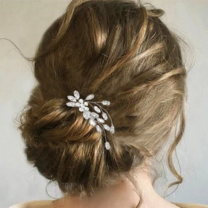 Pettine per capelli da sposa con strass argentati su modella con acconciatura raccolta