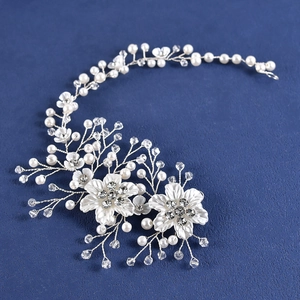 Vigne de cheveux de mariée élégante avec fleurs blanches, perles et cristaux sur fond bleu