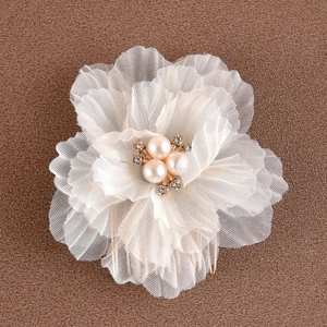 Peigne à cheveux de mariée élégant avec fleurs en organza, perles et strass sur base dorée