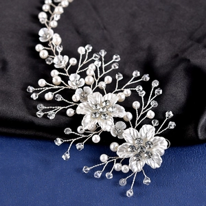 Vue macro détaillée de l'accessoire de cheveux mariée avec perles, cristaux et fleurs