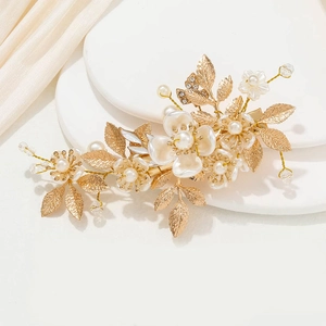 Barrette de mariée dorée avec feuilles en métal, fleurs en résine et perles sur satin