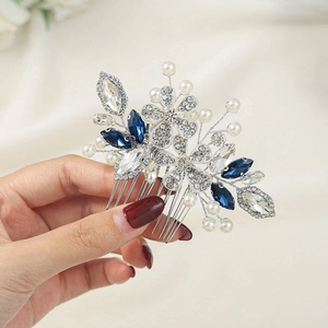 Détail d'un peigne à cheveux de mariée argenté avec strass bleus et perles blanches