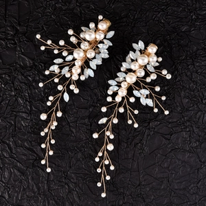 Dettaglio ravvicinato di fermagli per capelli da sposa con perle e cristalli azzurri