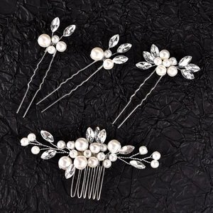 Détail de peignes et épingles à cheveux de mariée avec perles et strass marquise argentés