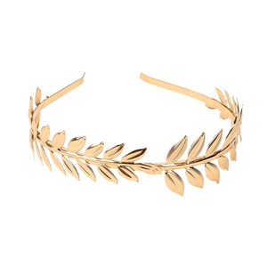 Makro-Detail von goldenem Lorbeerblatt-Haarreif mit realistischen Blattadern und Metallfinish