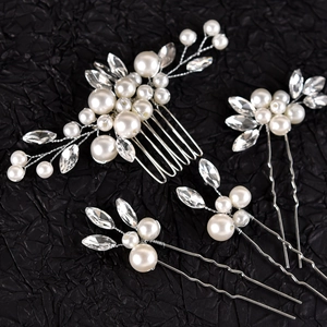 Vue détaillée d'accessoires de cheveux de mariée avec perles et cristaux sur fond noir