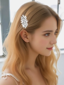 Détail du peigne à cheveux de mariée argenté avec strass marquise sur les cheveux