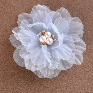 Macro d'un peigne à cheveux à fleurs en tissu bleu clair avec perles et strass