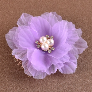 Détail du peigne de mariée avec pétales de fleurs en tulle violet et perles centrales